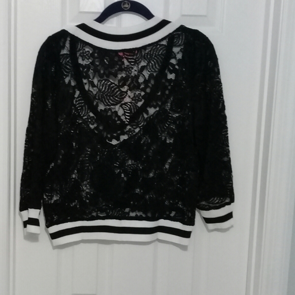 Black Lace Top With White Stripe Detail - Picture 4 of 5